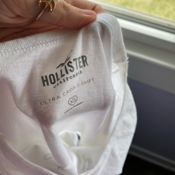 Hollister white crop top with flowers - Picture 3 of 3